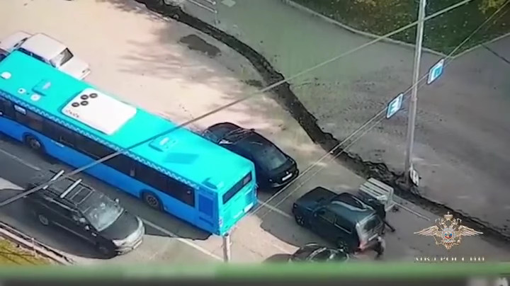 «Нива» против кувалды: водитель оставил разбойников без миллиона удачным маневром смотреть онлайн