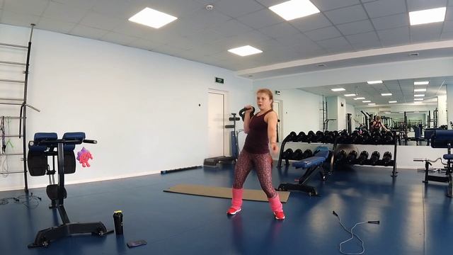 Функциональная торжественная тренировка с гирей и скакалкой - плечи, спина, пресс и многое другое смотреть онлайн