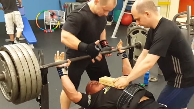 Максим Волков. Жим (с бруса уменьшенного) проходка № 4 из 4 - 212 кг. смотреть онлайн