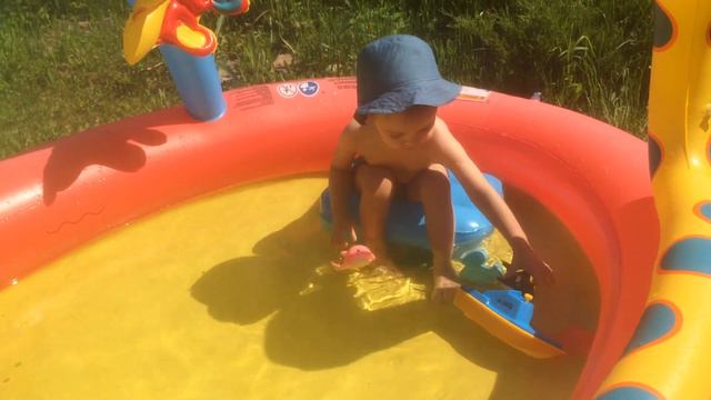 Даня в Бассейне. Веселые игры малыша *** Danya's at the Pool. Kid's fun games смотреть онлайн