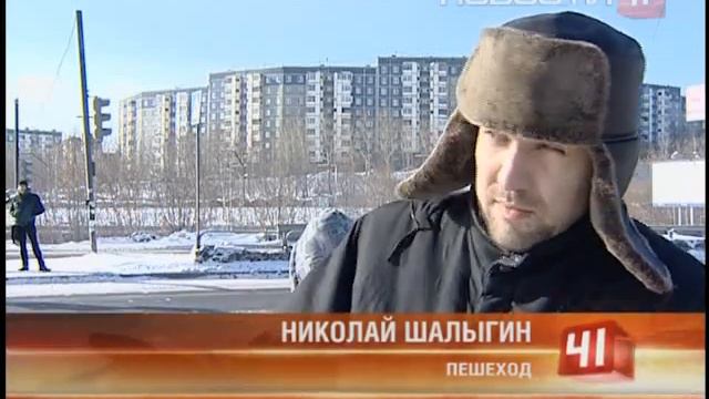 Сломанный светофор мешает пешеходам смотреть онлайн