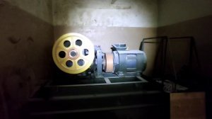 Старый грузовой лифт 3200кг с проводником