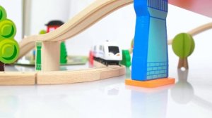 Деревянная железная дорога с электропоездом