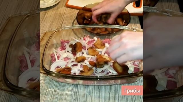 Быстрый рецепт. Свинина с грибами и сыром в духовке "по-охотничьи" смотреть онлайн