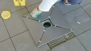 Укладка керамической #плитки вокруг сантехнического трапа.