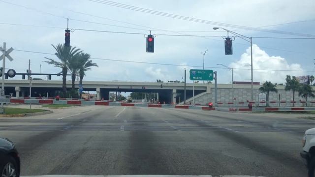 Переезд и поезд возле дома. смотреть онлайн