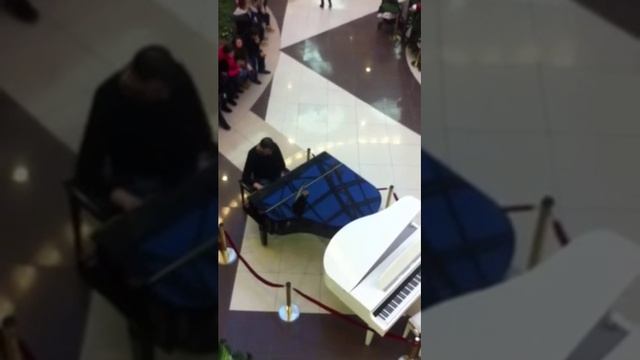 Минск ТЦ "Столица" Молодой человек чарует посетителей смотреть онлайн