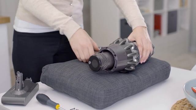 How to replace the main body and cyclone on your Dyson Cyclone V10™ or V11 cord-free vacuum. смотреть онлайн