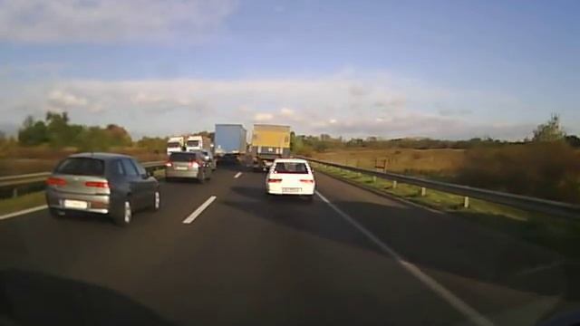 Kamion álmos, ledőlt egy kicsit. смотреть онлайн