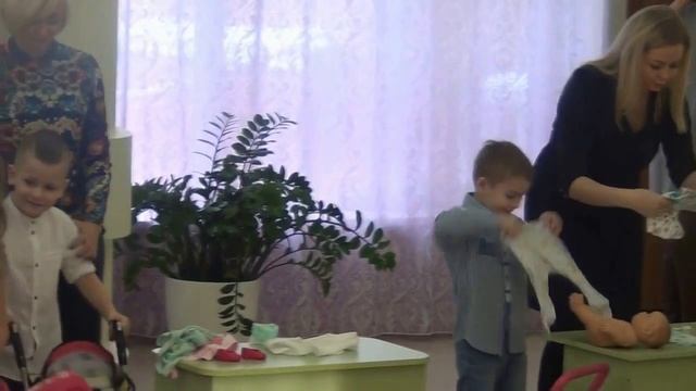 Игры на День матери "Собери младенца на прогулку" смотреть онлайн