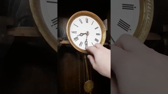 Старинные Русские гиревые часы в деревянном корпусе, 19-й век. смотреть онлайн