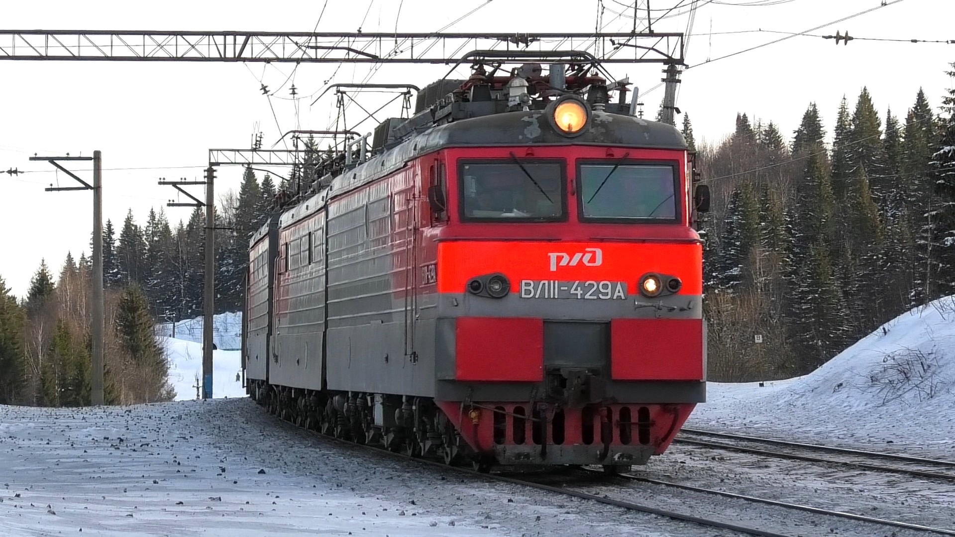 ВЛ11-429/ВЛ11.8-596 А с грузовым поездом следует через о.п. Глухарь смотреть онлайн