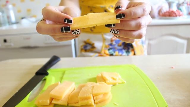 Пицца с грибами, ветчиной и сыром моцарелла! смотреть онлайн