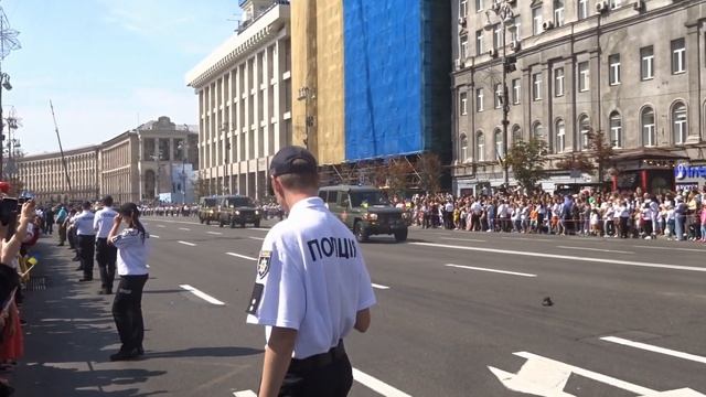 Мощная военная техника стремительно покидает парад в Киеве: танки, грады, самолеты. Крещатик в дыму смотреть онлайн