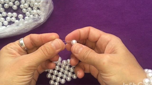 Плетем жемчужный браслет из бусин! Легко и быстро, красиво и модно! смотреть онлайн