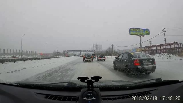 На дублере Сибирского тракта водитель Daewoo Nexia «оседлал» разделительный забор смотреть онлайн