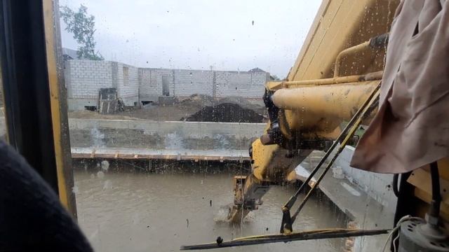 Углубляем Бассейн экскаватором удс 114