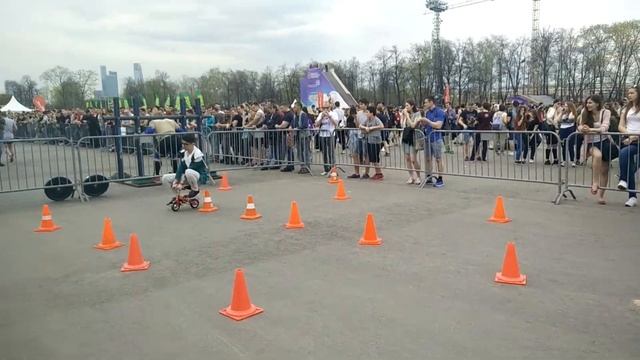 Лучший круг на мини велосипеде! | 2025bikes смотреть онлайн