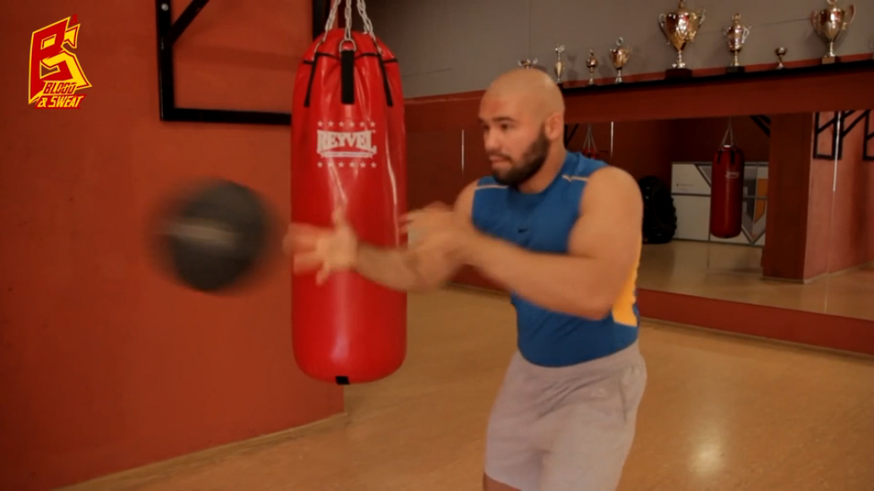 Бокс. Упражнения на взрывную силу с набивным мячом. Boxing. Explosive strength with stuffed ball. смотреть онлайн