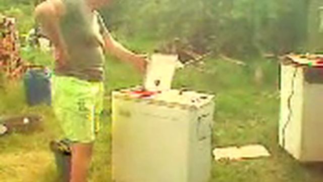Ukraine washing machine / Стираем бельё на природе. смотреть онлайн