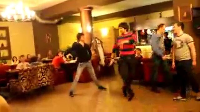 СУПЕР ЛЕЗГИНКА В РЕСТОРАНЕ С РУССКИМИ ДЕВУШКАМИ 2014 смотреть онлайн