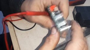 детский электромобиль постоянно едет назад.