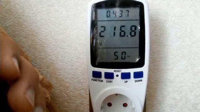 Сколько потребляет электроприбор? Простой ваттметр с функцией подсчёта стоимости киловатт/часов. смотреть онлайн