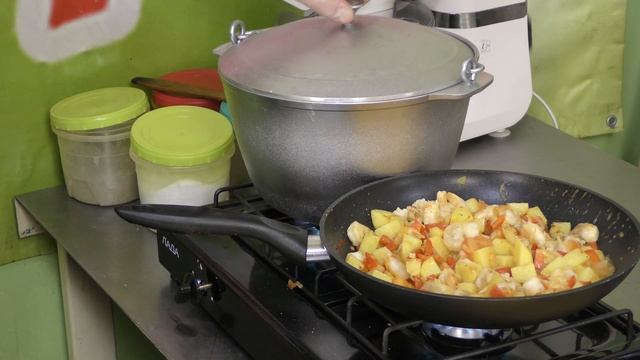 Как приготовить вкусную уху из красной рыбы с креветками, Быстро и вкусно смотреть онлайн