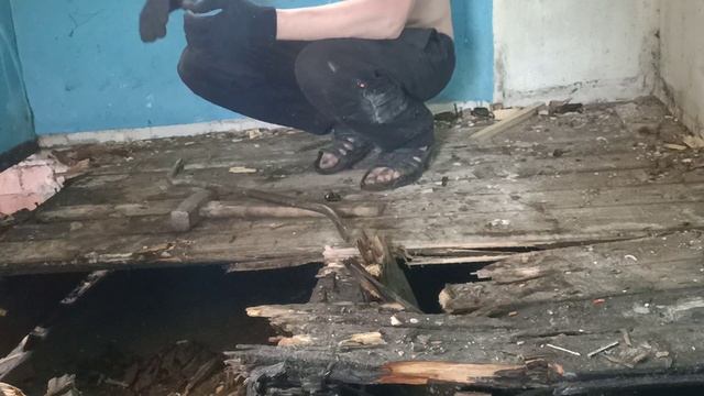 Купил дачу своей мечты детства делаю ремонт на кухне убираю мебель пол мусор часть #3 смотреть онлайн