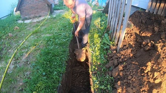 Нашел схрон тряпок при копке фундамента/сломалась/тачка все идет не по плану смотреть онлайн