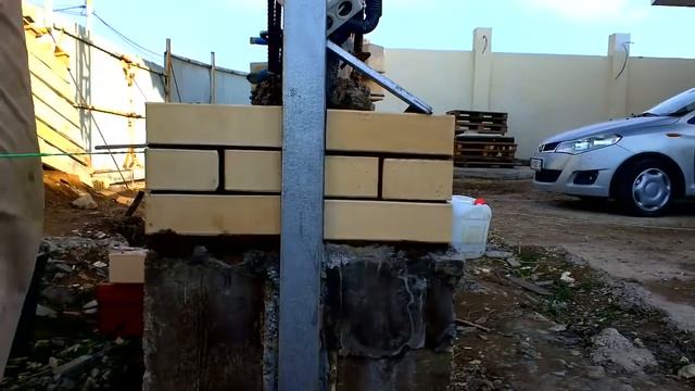 Нервничает! Кладка наверное не ровно