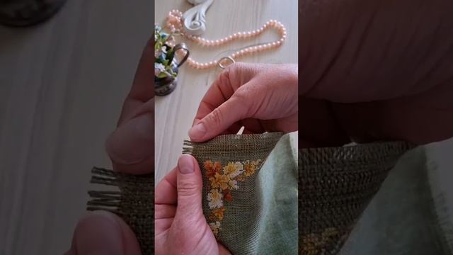 салфетка на стол с вышивкой крестом и мережками. Приятного просмотра о некоторых моментах вышивки смотреть онлайн