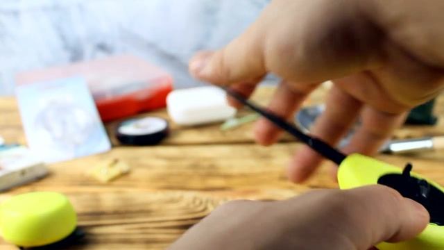 Транспортировка зимней удочки в зимнем ящике на зимней рыбалке.