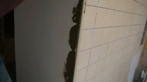 установка пластмассового уголка для наружного угла на плитке