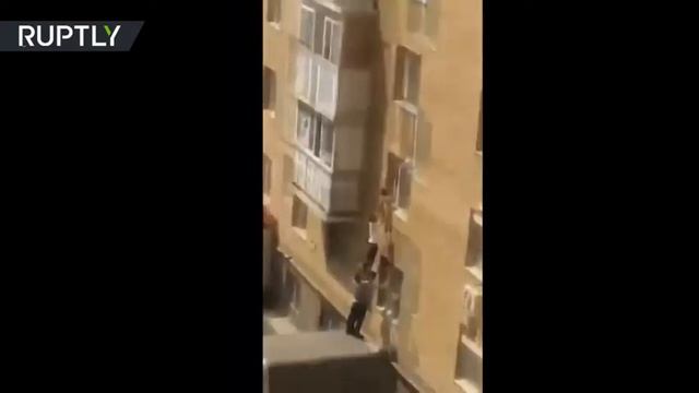 Мужчины бросились спасать девочку, сидящую на подоконнике 2 этажа (Казахстан) смотреть онлайн