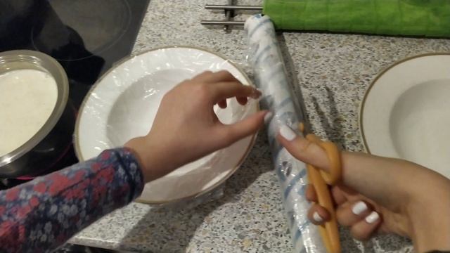 Лайфхак с пищевой плёнкой. Чистая посуда после еды. ВЦ смотреть онлайн