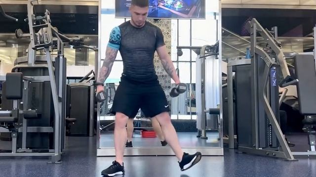 Скрестные выпады с гантелями смотреть онлайн