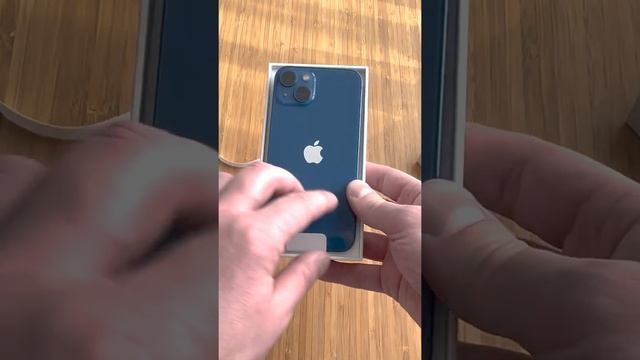 iPhone13 распаковка. Первый взгляд на синий айфон 13 смотреть онлайн