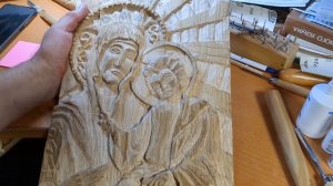 Художник показывает, как вырезать иконы из дерева своими руками.