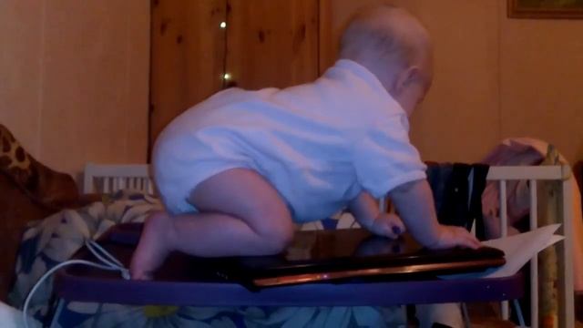 Ребёнок 7 мес. падает со стола, СМОТРЕТЬ ДО КОНЦА!!!! смотреть онлайн