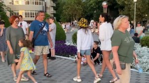 На набережной Анапы толпы людей. Уличные музыканты развлекают отдыхающих. Вечерняя Анапа.