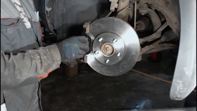 Замена передних тормозных колодок Ford Focus 2 смотреть онлайн