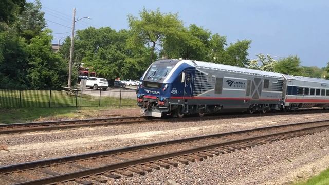 Amtrak 4609 Leads the River Runner Train Through Kirkwood, MO смотреть онлайн