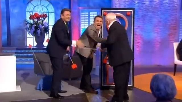 Paul Daniels does geometrix vanishing trick on Alan Titchmarsh Show - 7th October 2013 смотреть онлайн