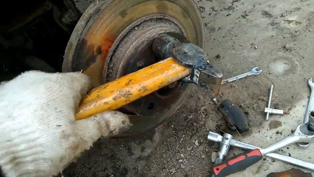 Как поменять тормозные диски на Рено Логан, Рено Сандеро, Лада Ларгус, Дачия Логан смотреть онлайн