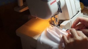 Обработка горловины майки оверлоком.