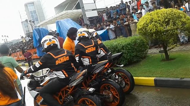 KTM stunts dangerous one must watch this don't miss it wow! смотреть онлайн