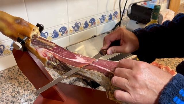 Хамон. Как нарезать хамон ножом Como cortar Jamon de España Ham from Spain смотреть онлайн