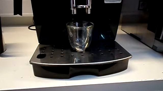 Příprava espressa na kávovaru DeLonghi ECAM 22.110 смотреть онлайн