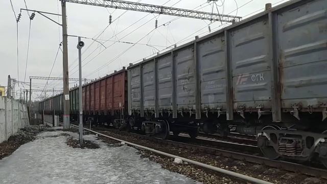 Электровоз ВЛ10У-142 с грузовым поездом